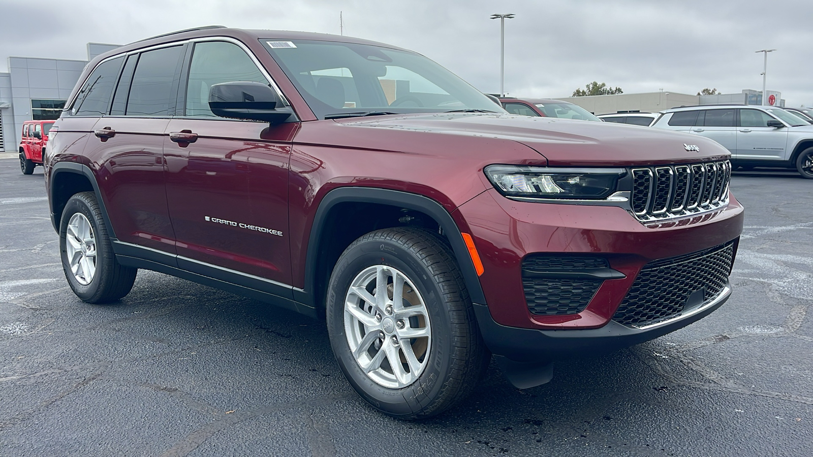 2025 Jeep Grand Cherokee Laredo 2