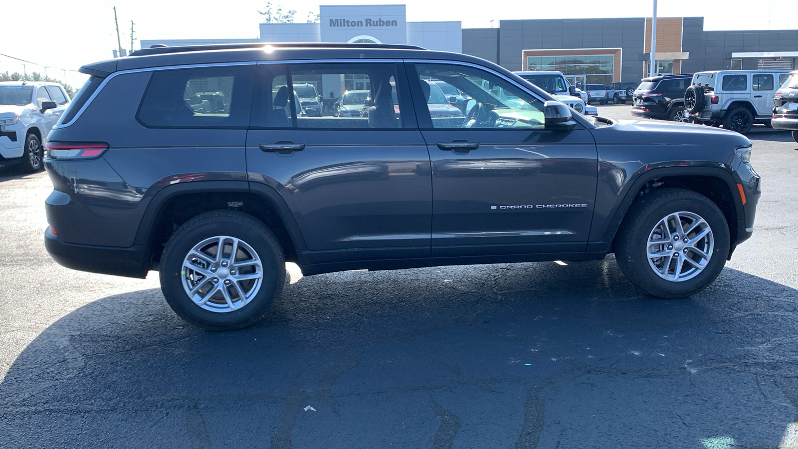 2025 Jeep Grand Cherokee L Laredo 9