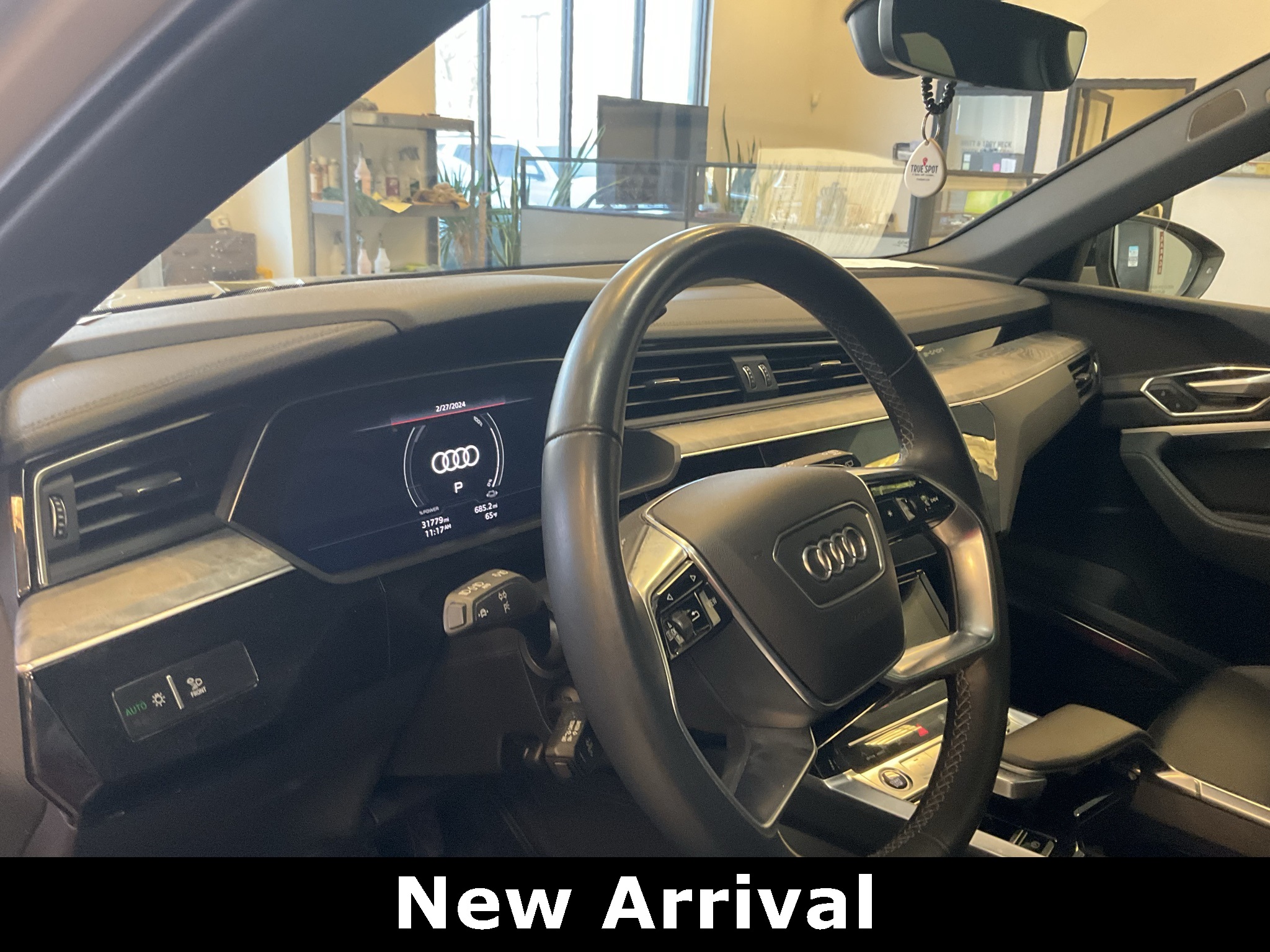 2022 Audi e-tron Premium Plus 8