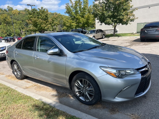 2016 Toyota Camry SE 3