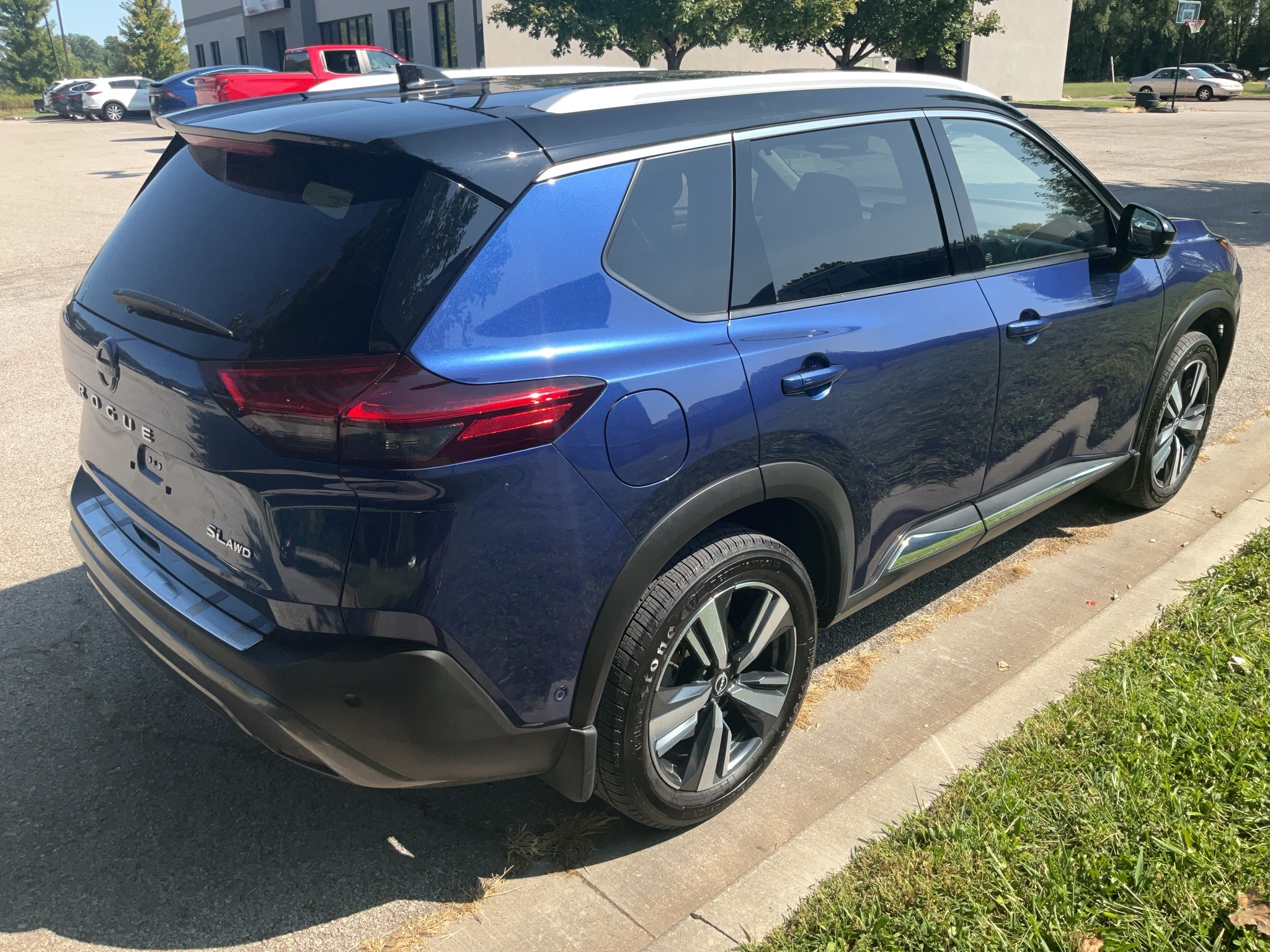 2023 Nissan Rogue SL 4