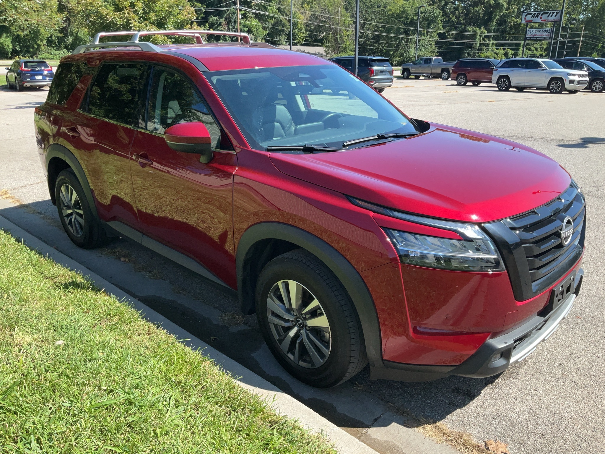 2023 Nissan Pathfinder SL 2