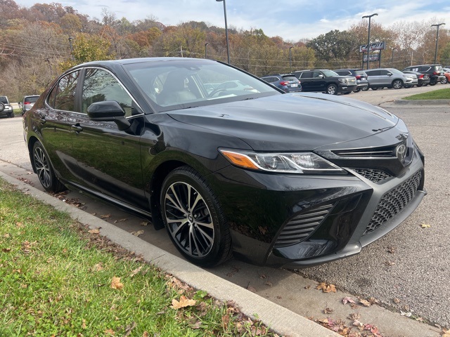 2018 Toyota Camry SE 3