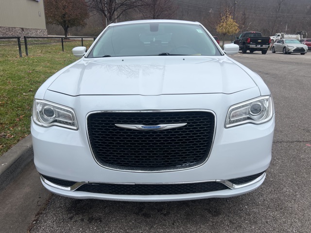 2018 Chrysler 300 Touring 2