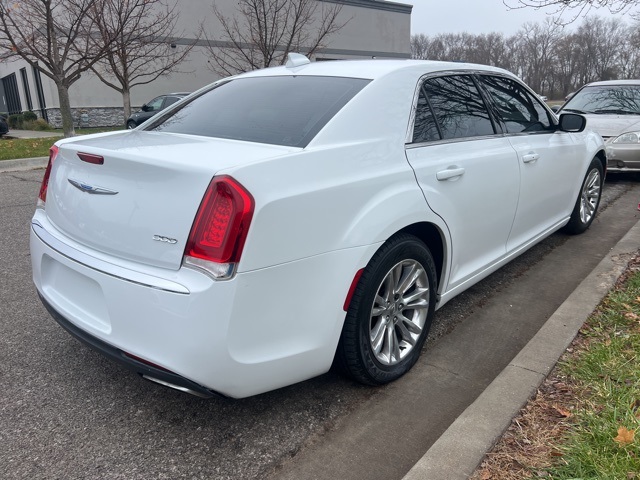 2018 Chrysler 300 Touring 4