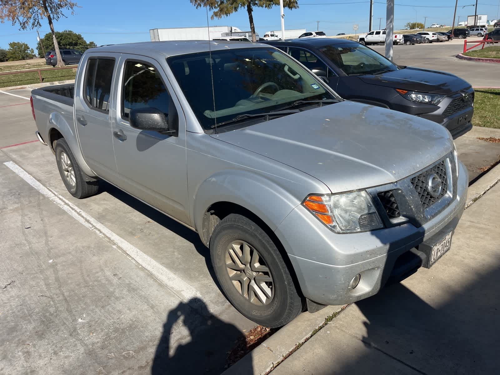 2014 Nissan Frontier SV 2WD Crew Cab SWB Auto 2