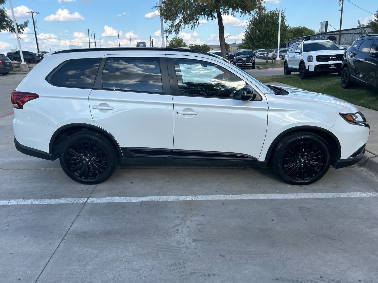 2020 Mitsubishi Outlander LE 3