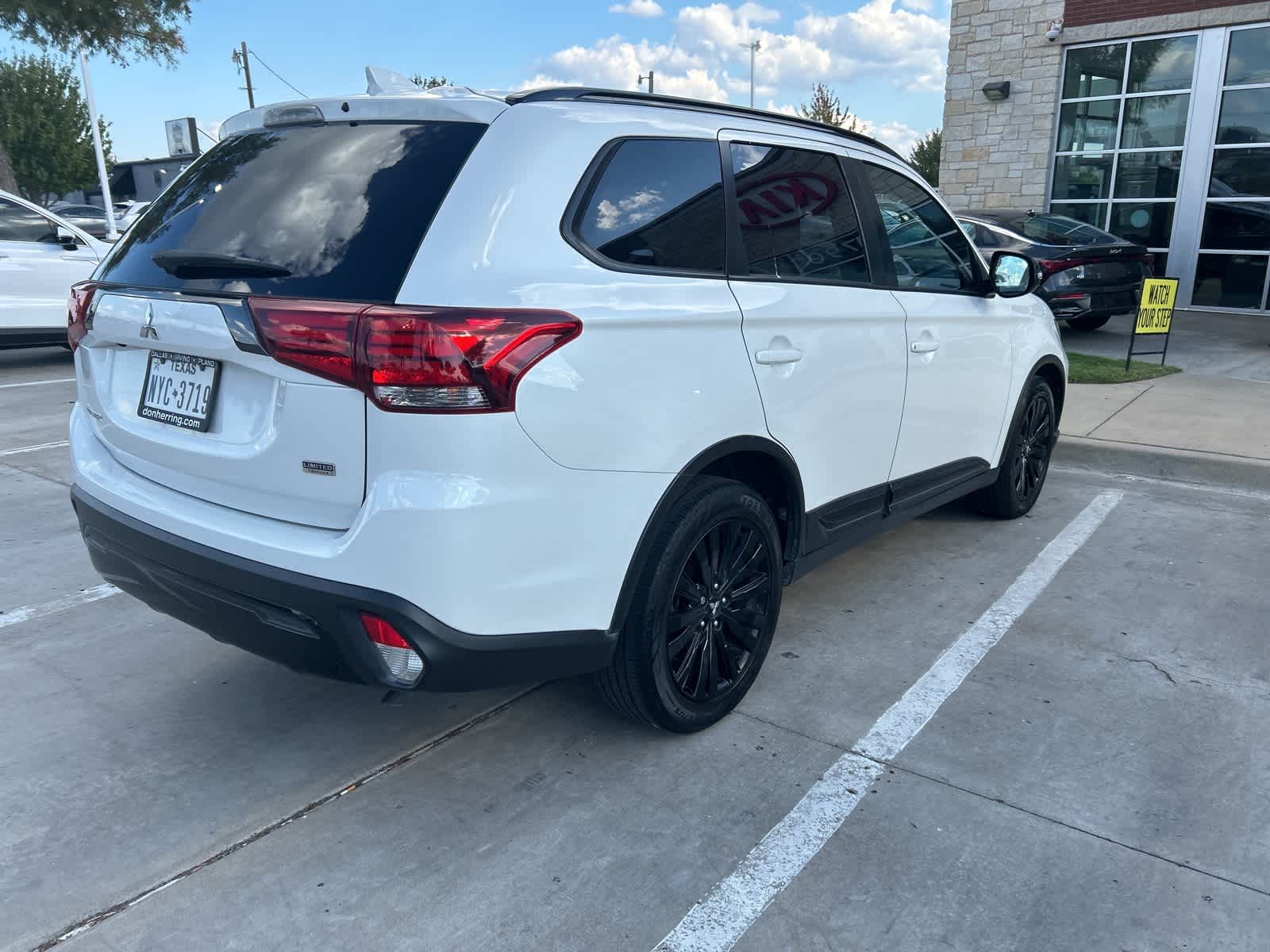 2020 Mitsubishi Outlander LE 4