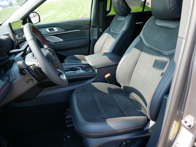 2025 Ford Explorer ST w/ Pano Moonroof 13