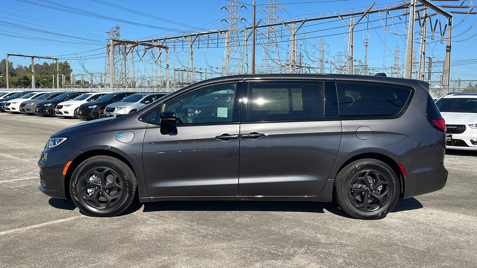 2023 Chrysler Pacifica Hybrid Limited 3
