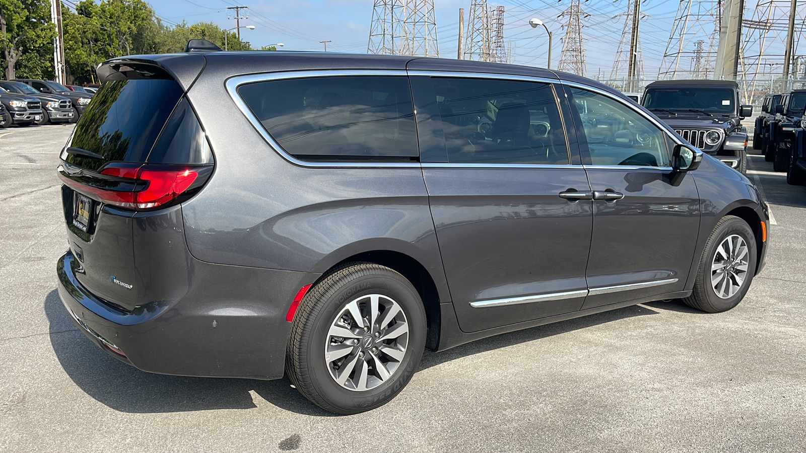 2023 Chrysler Pacifica Hybrid Limited 6