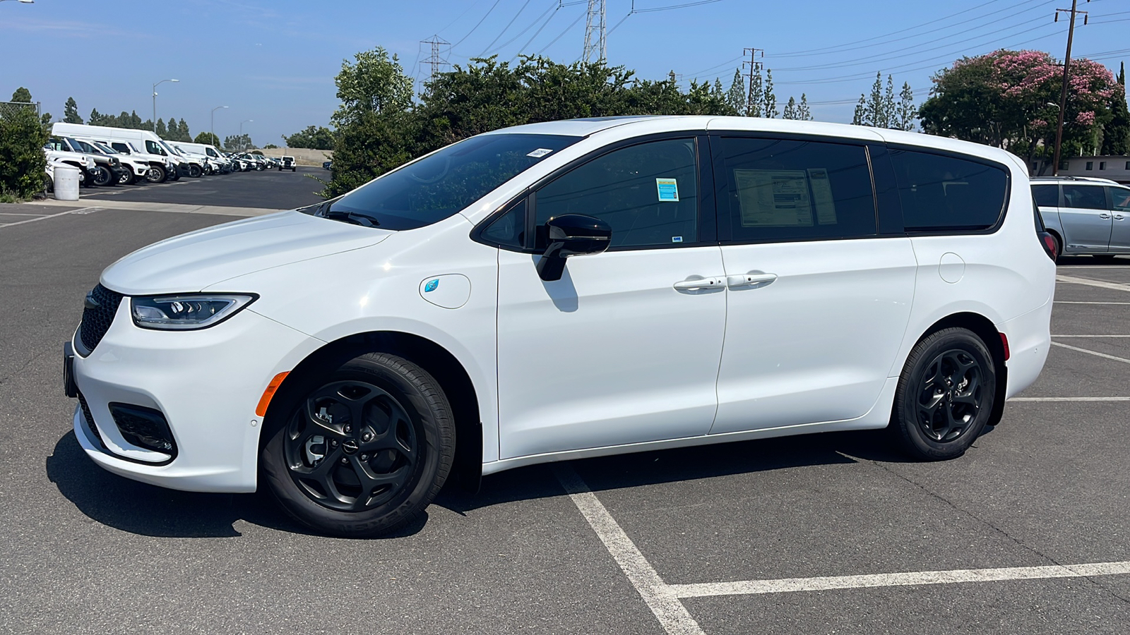 2023 Chrysler Pacifica Hybrid Limited 1