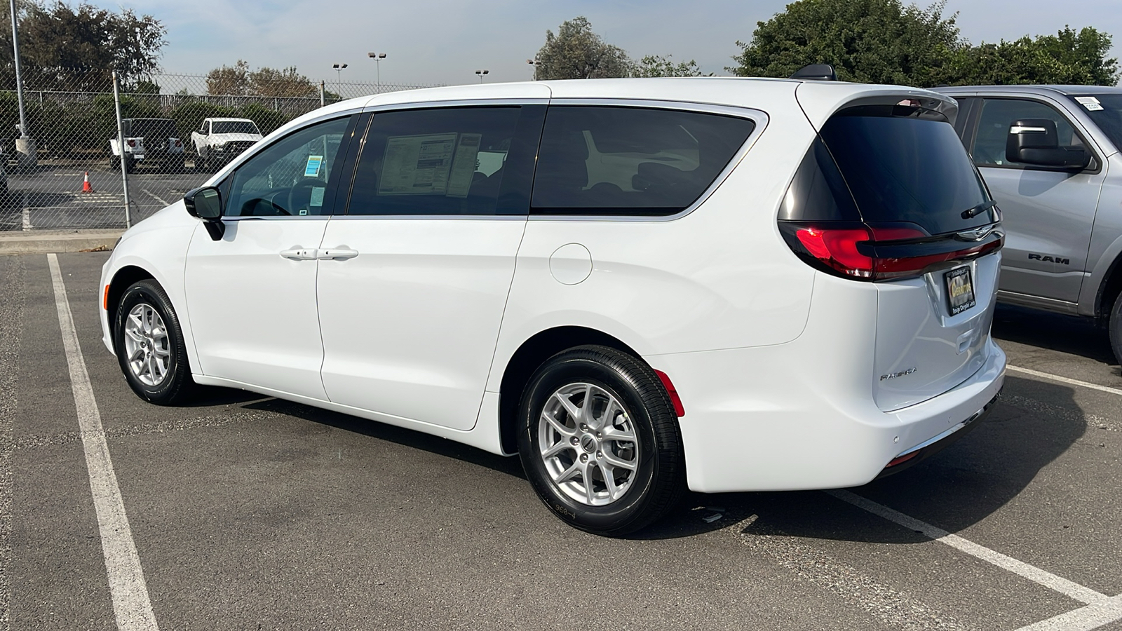 2025 Chrysler Pacifica Select 4