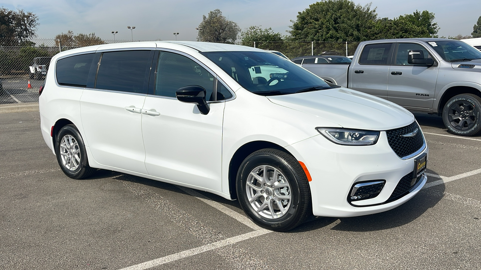 2025 Chrysler Pacifica Select 8