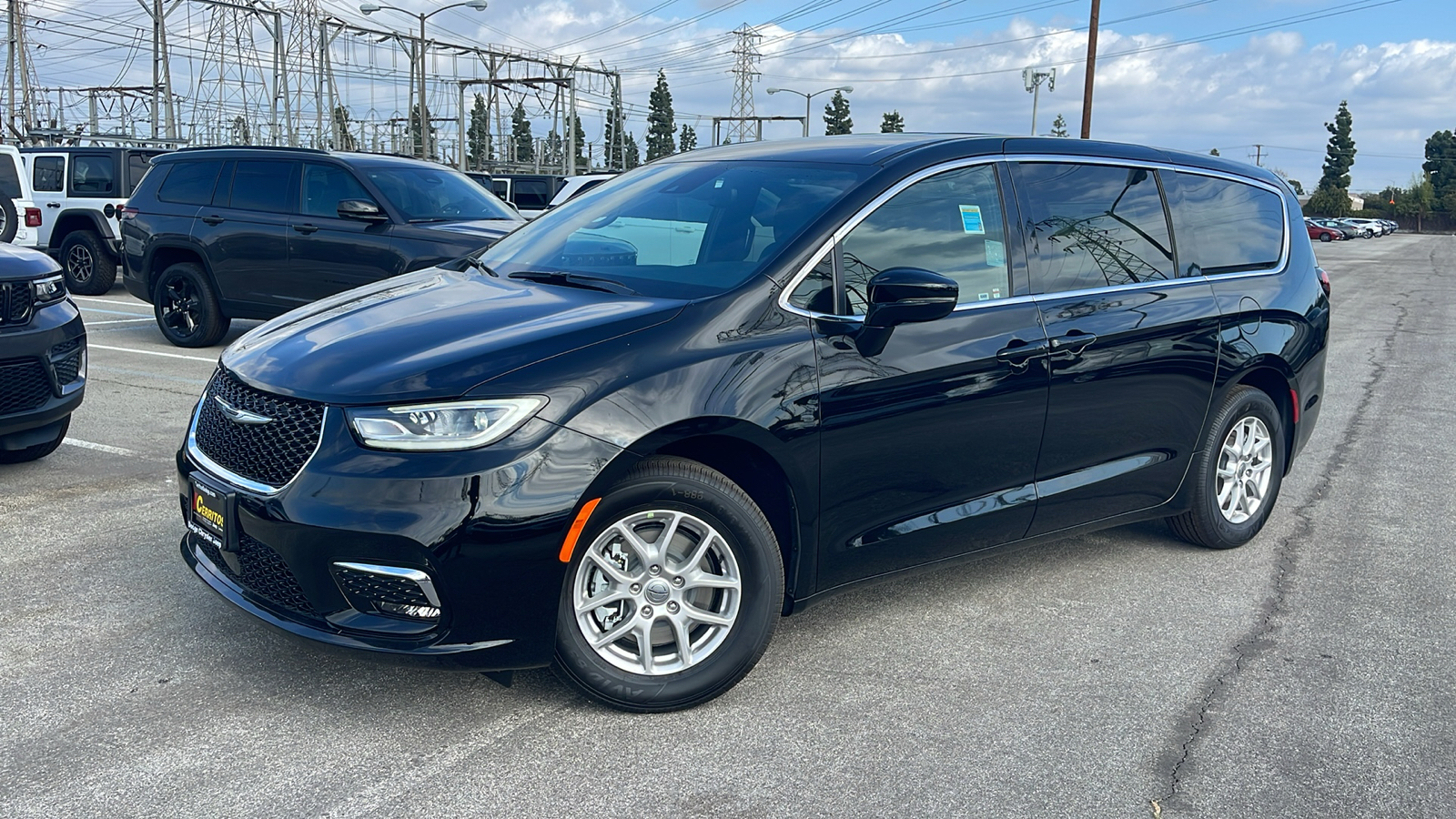 2025 Chrysler Pacifica Select 1