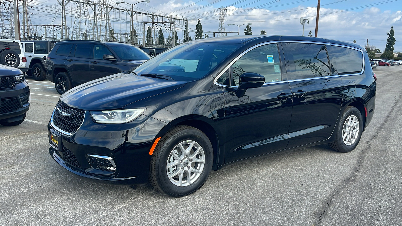 2025 Chrysler Pacifica Select 2