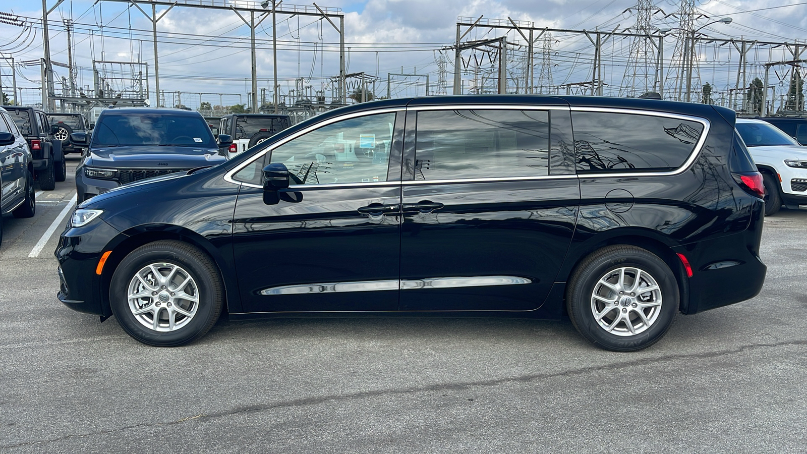 2025 Chrysler Pacifica Select 3