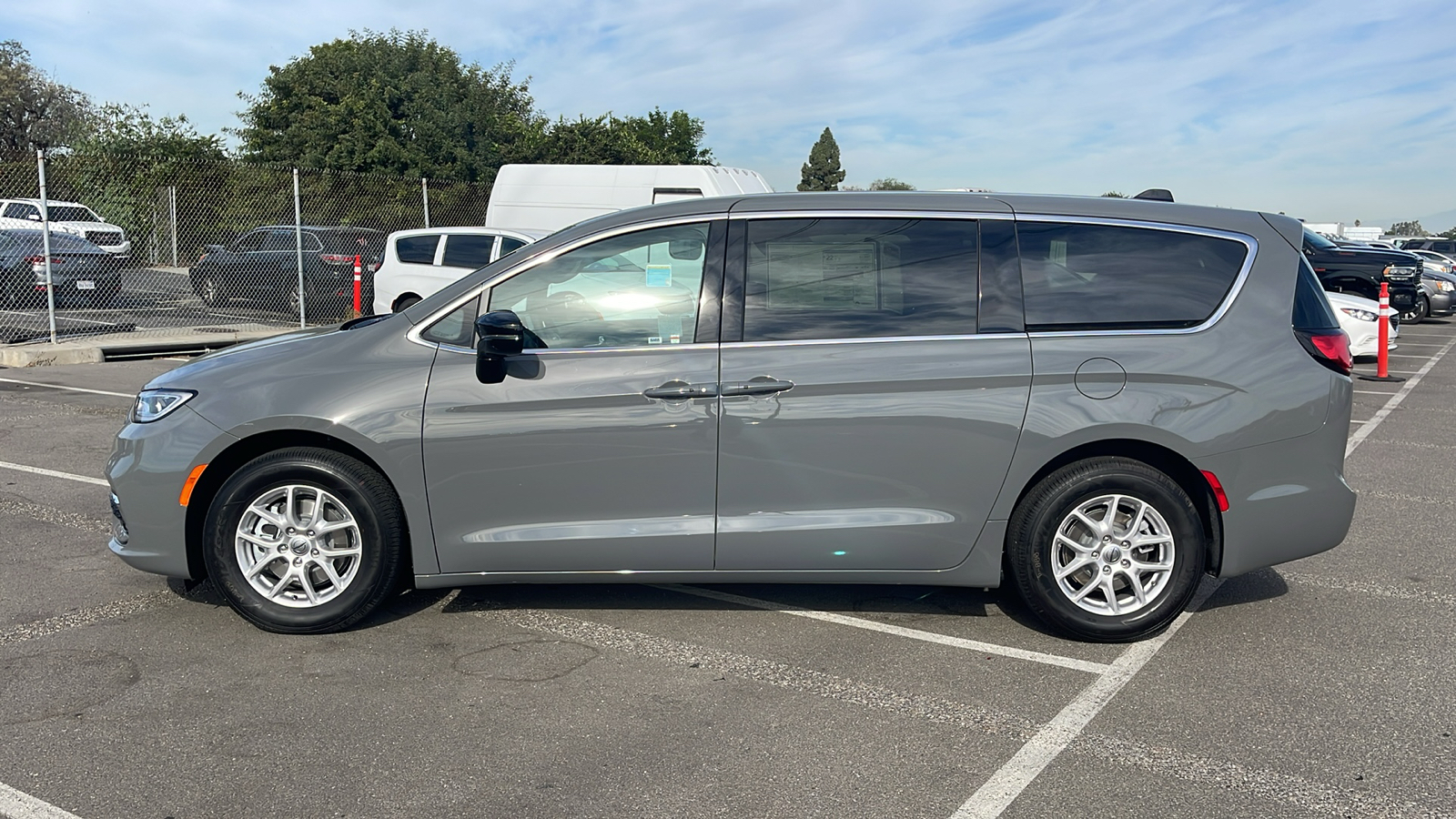 2025 Chrysler Pacifica Select 3