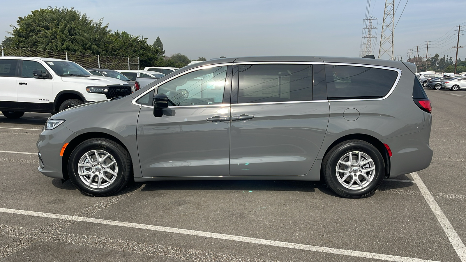 2025 Chrysler Pacifica Select 3