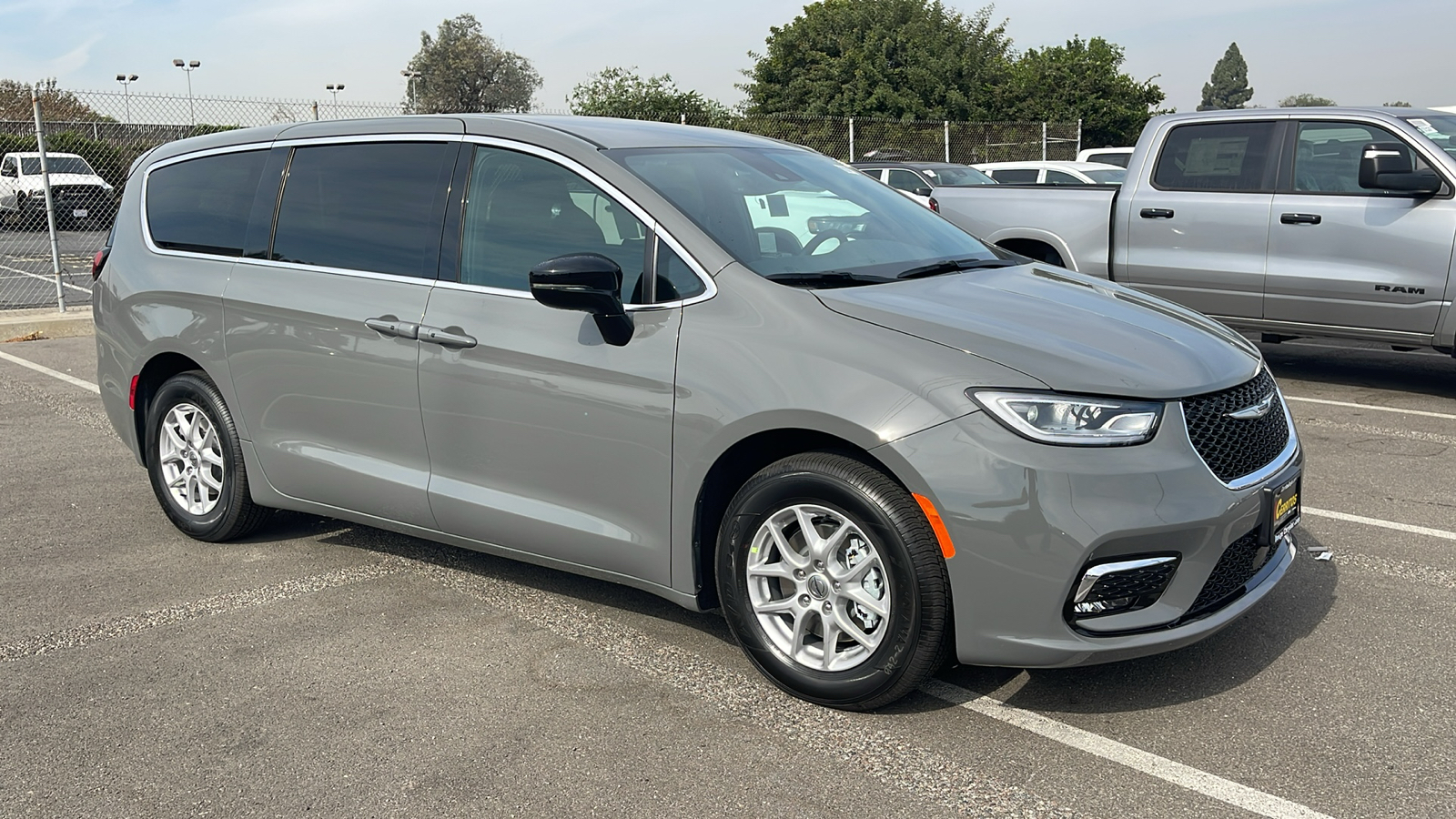 2025 Chrysler Pacifica Select 8