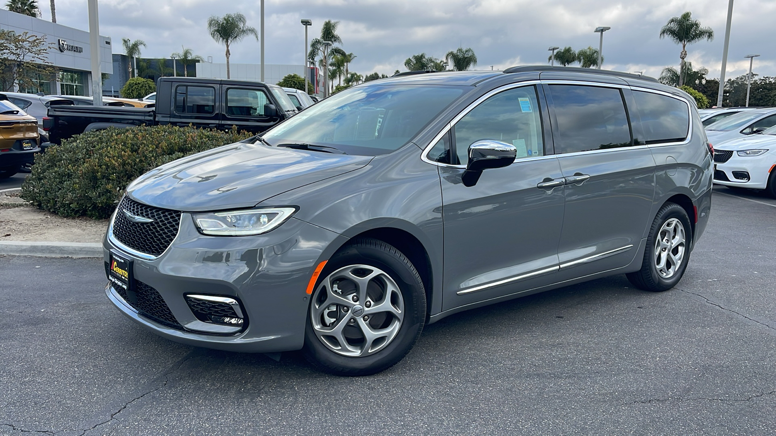 2023 Chrysler Pacifica Limited 1