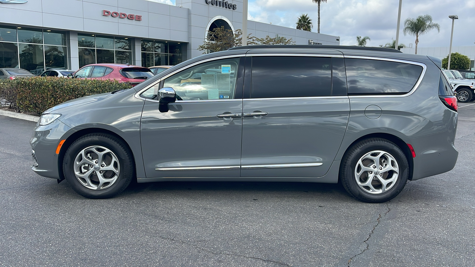 2023 Chrysler Pacifica Limited 3