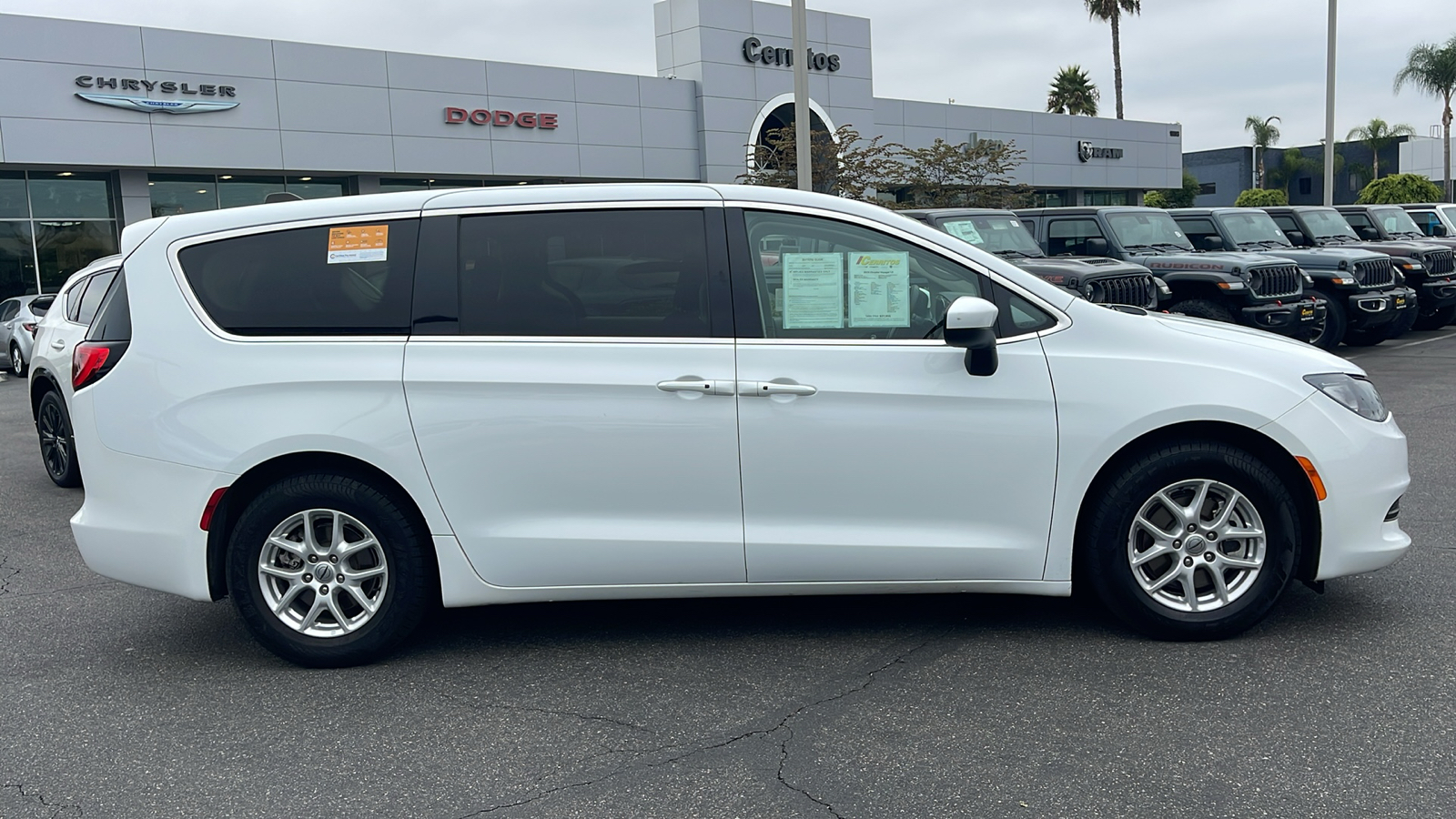 2022 Chrysler Voyager LX 7