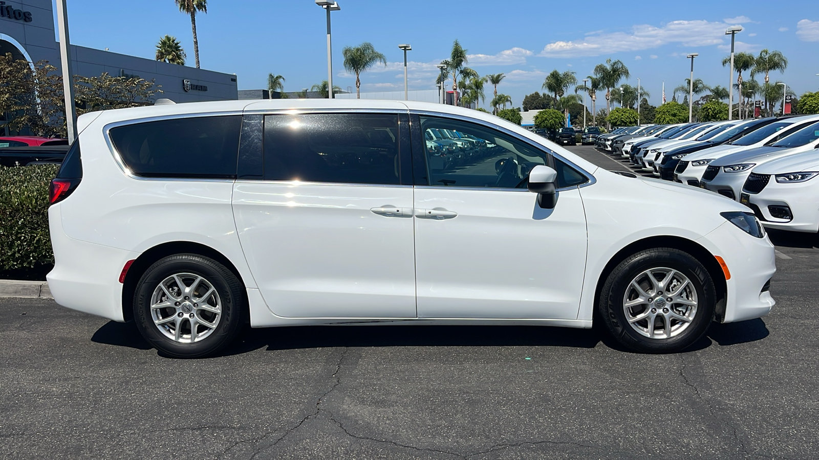 2022 Chrysler Voyager LX 7