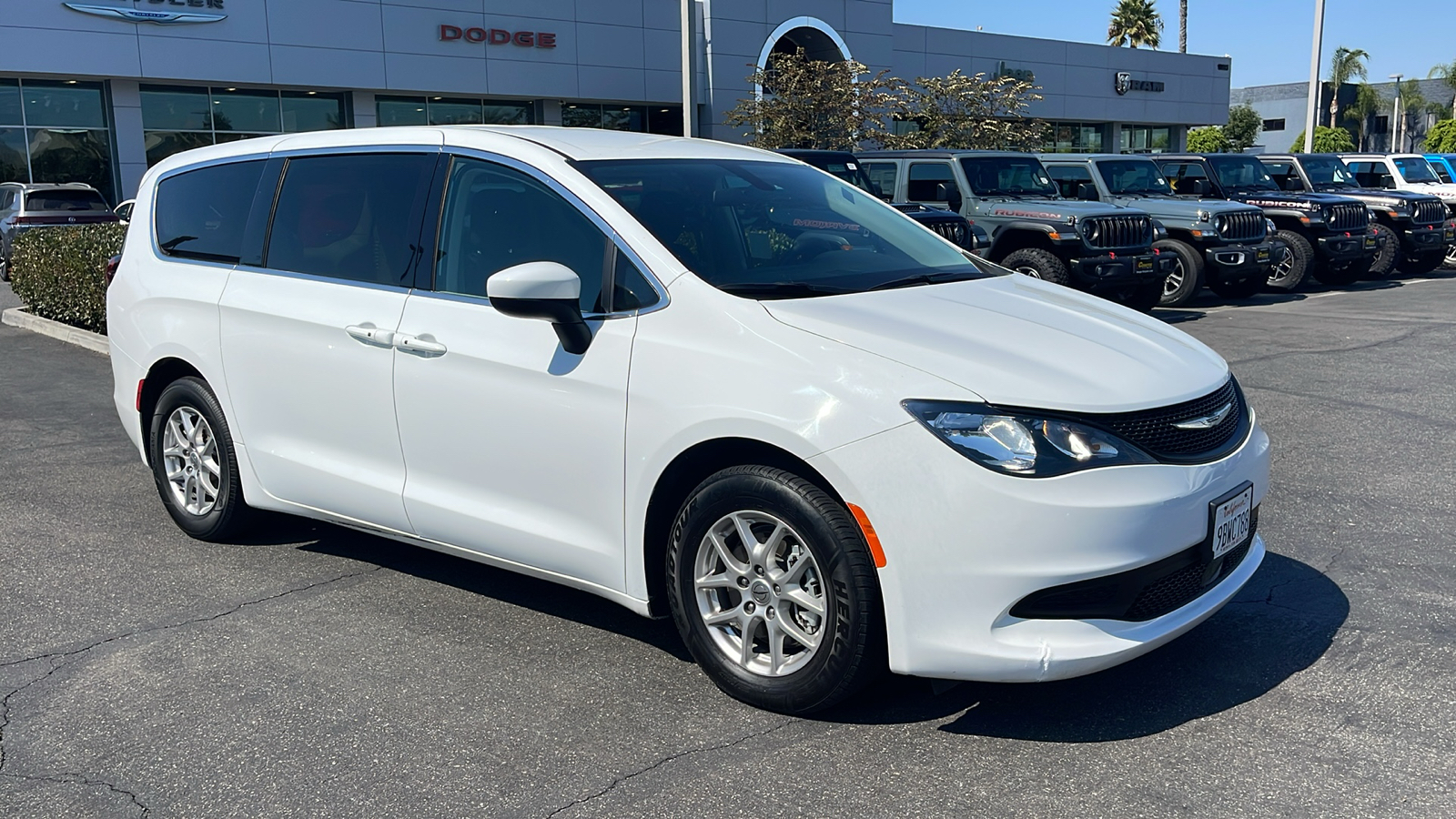 2022 Chrysler Voyager LX 8