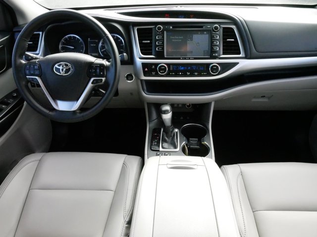 2017 Toyota Highlander SE 10