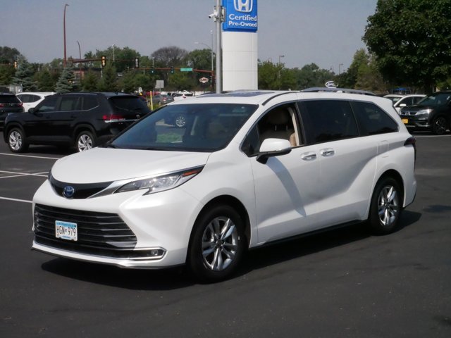 2022 Toyota Sienna Limited 3