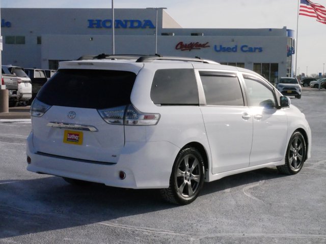 2017 Toyota Sienna SE 7