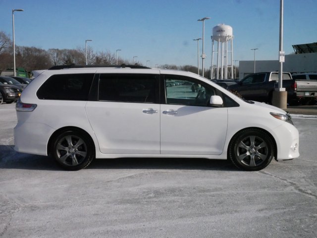 2017 Toyota Sienna SE 8