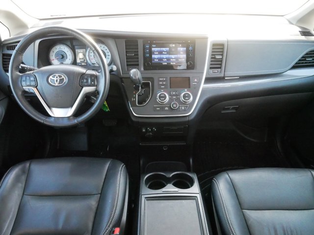 2017 Toyota Sienna SE 10