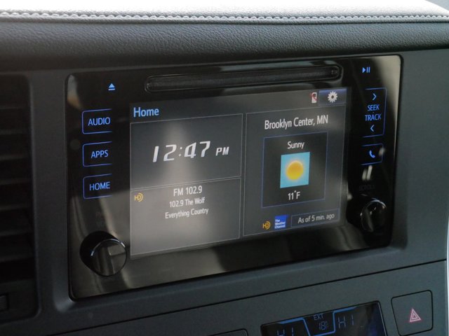 2017 Toyota Sienna SE 22