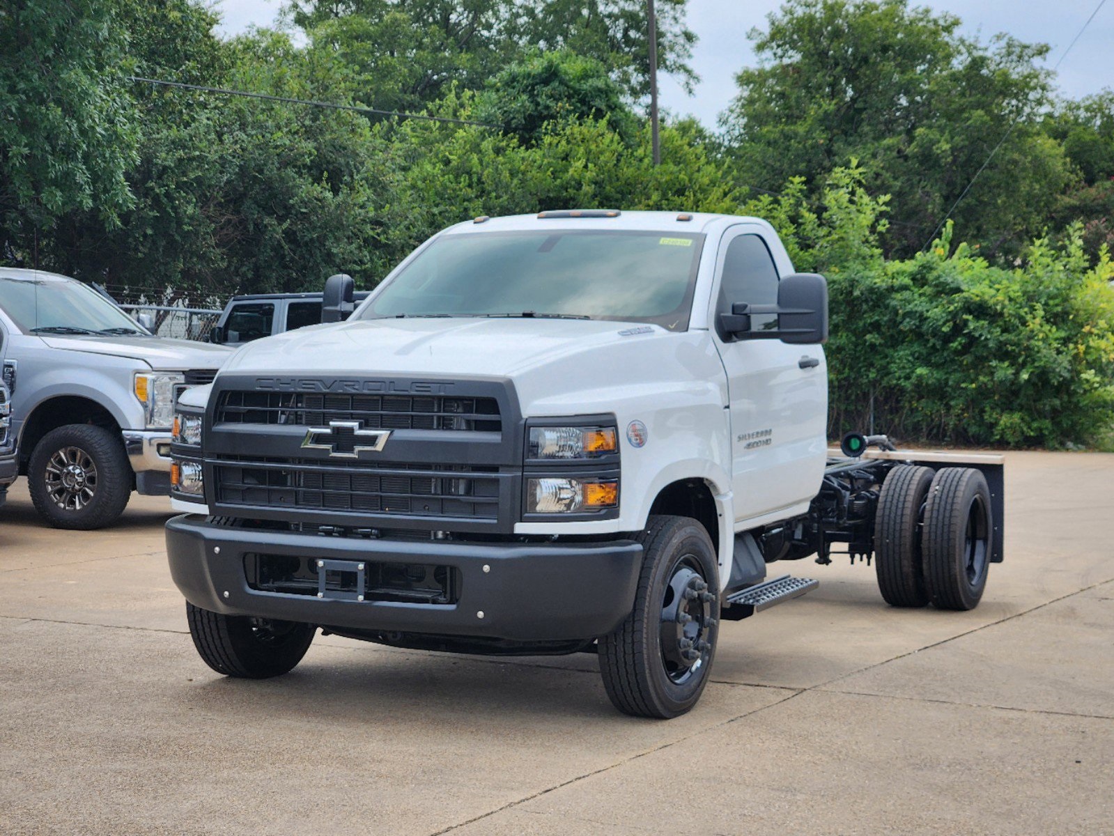 2024 Chevrolet Silverado 4500HD Work Truck 2