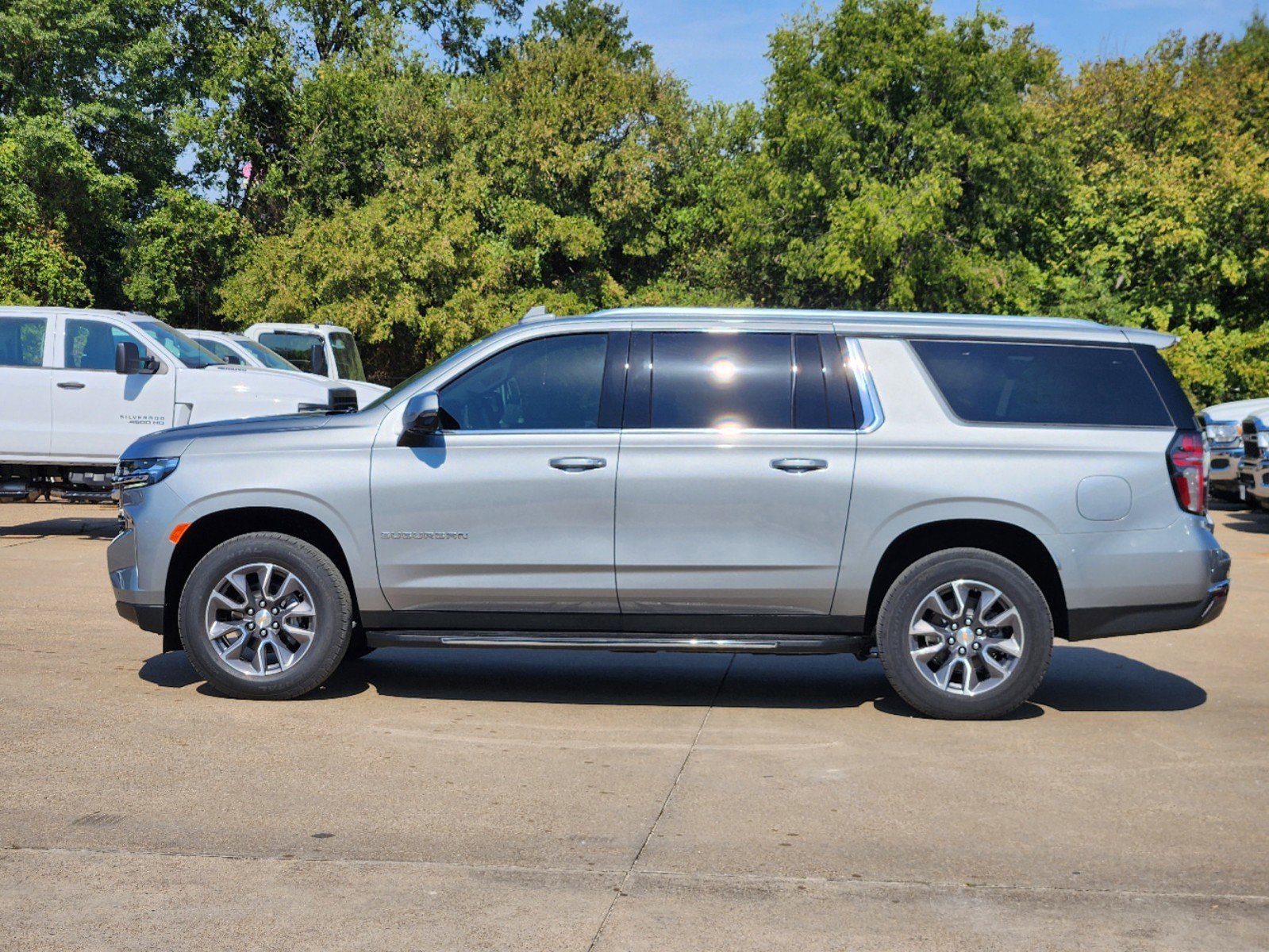 2024 Chevrolet Suburban LT 3