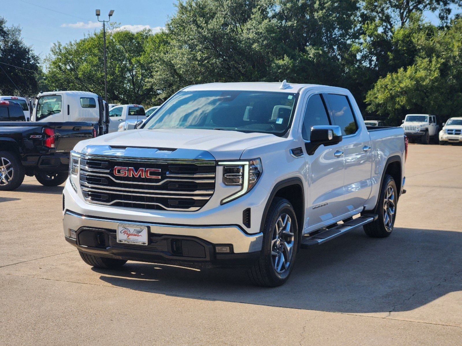 2023 GMC Sierra 1500 SLT 2