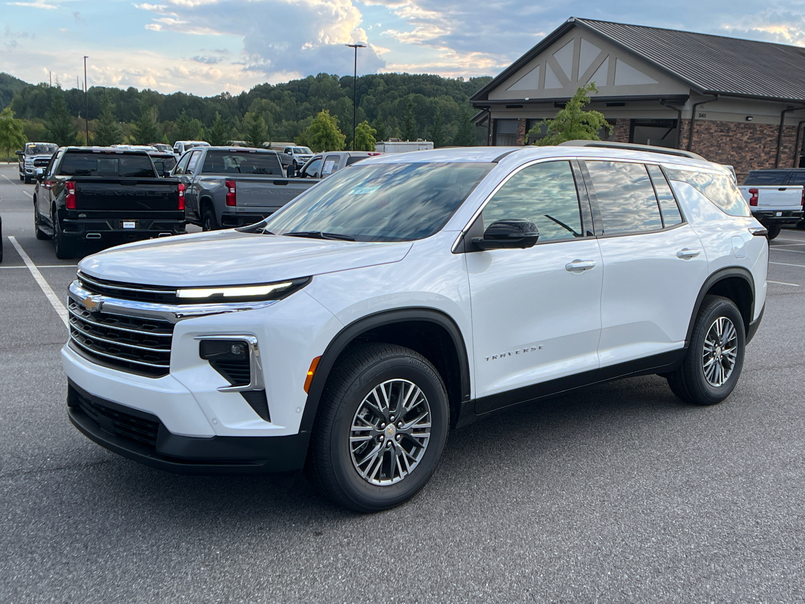 2024 Chevrolet Traverse FWD LT 1