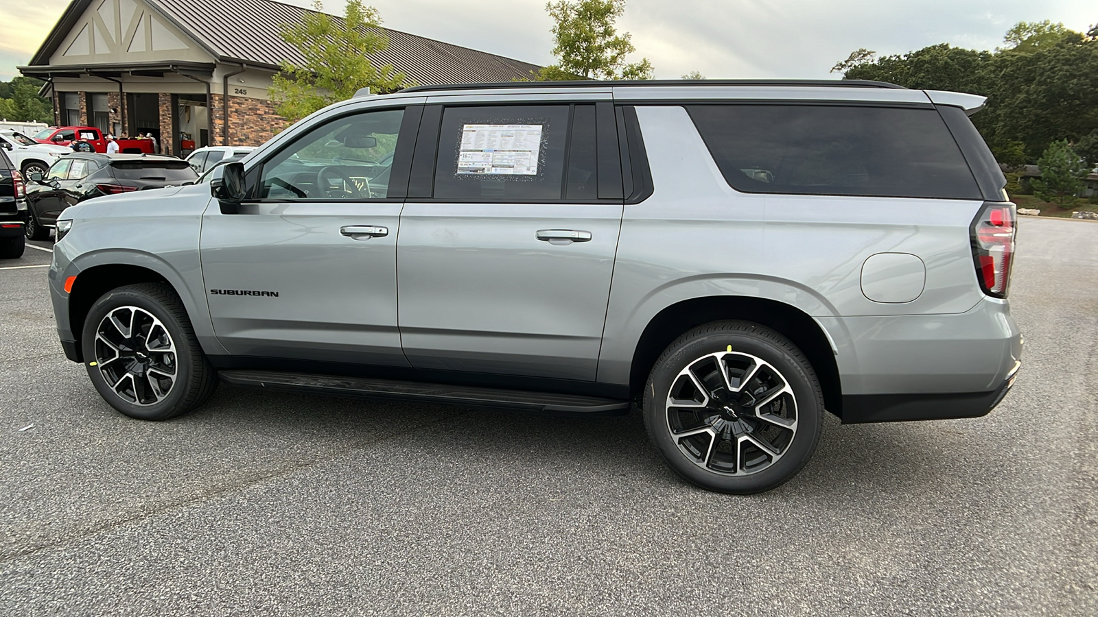 2024 Chevrolet Suburban RST 8