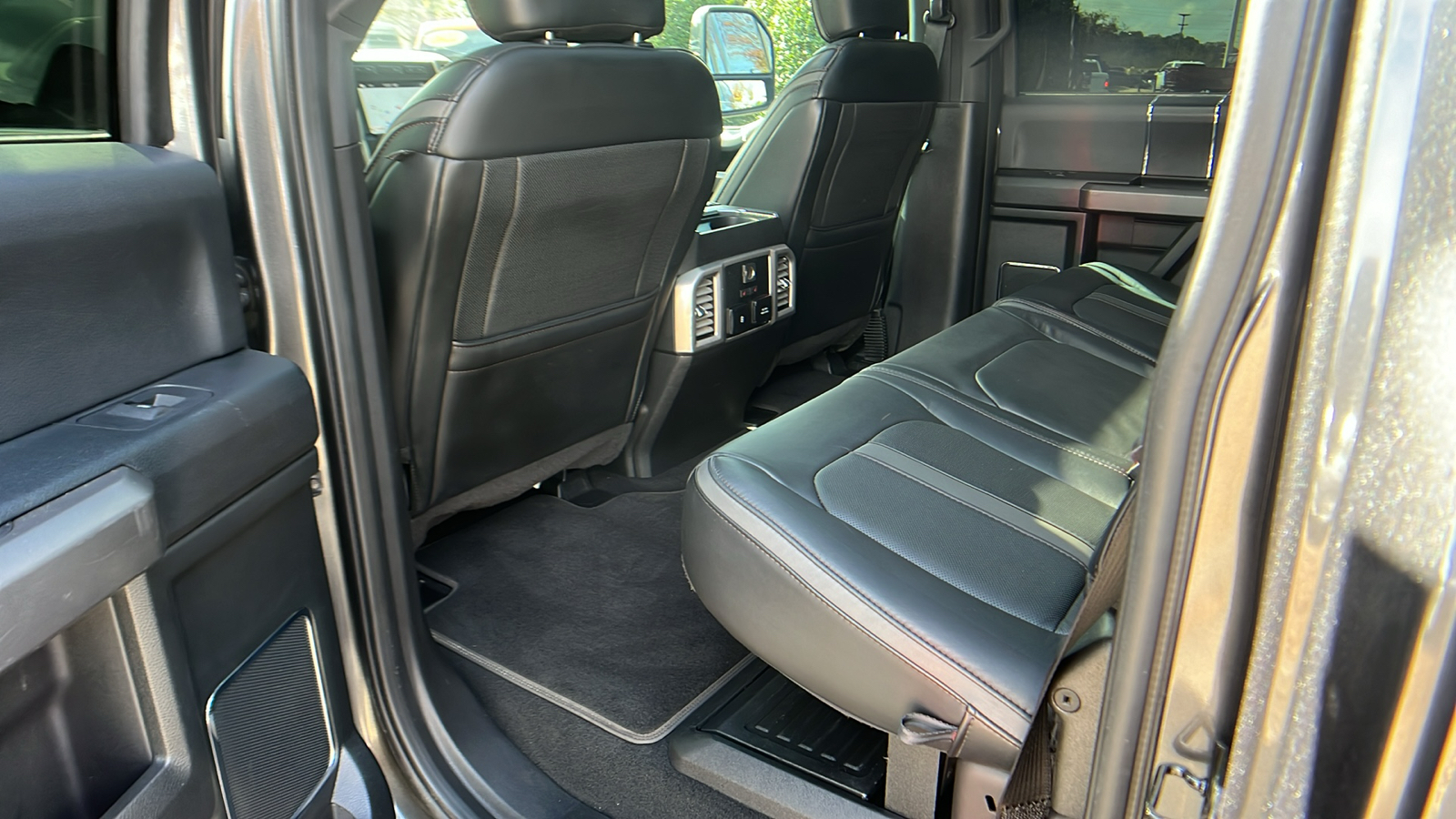 2019 Ford Super Duty F-450 DRW Platinum 20