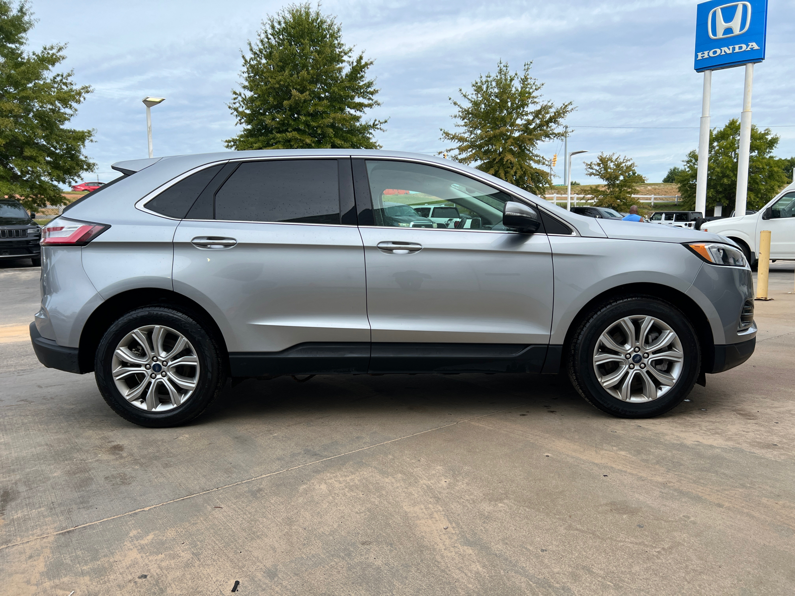 2022 Ford Edge Titanium 9