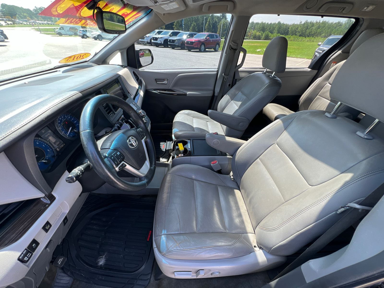 2015 Toyota Sienna XLE 10