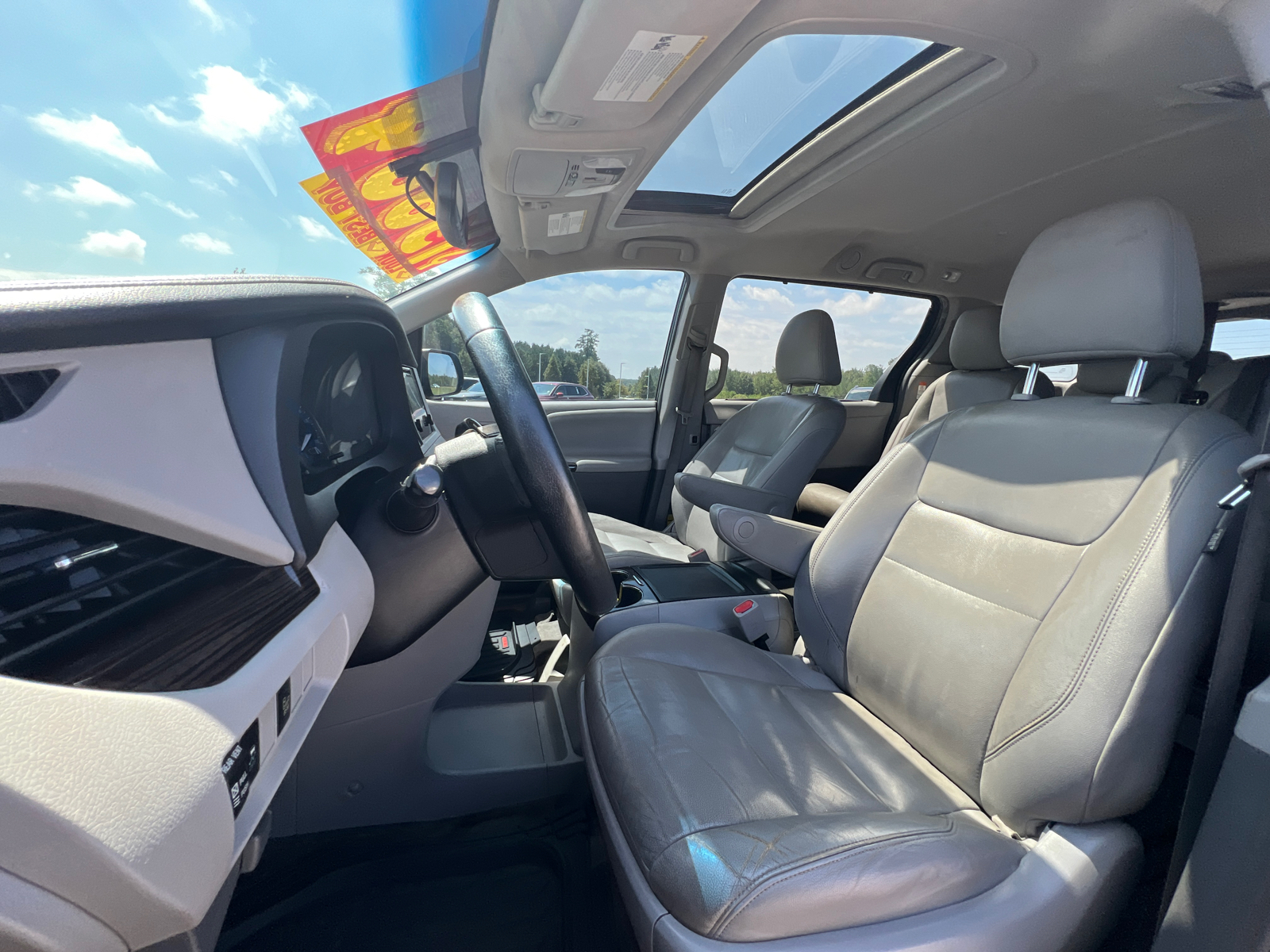 2015 Toyota Sienna XLE 12