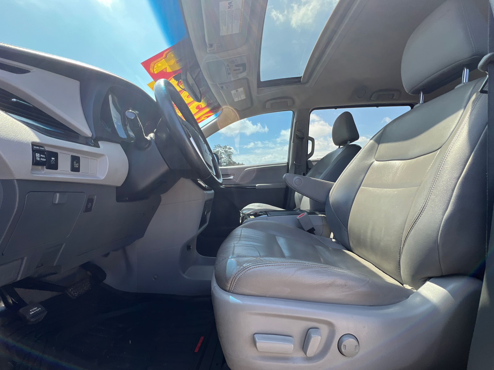 2015 Toyota Sienna XLE 13