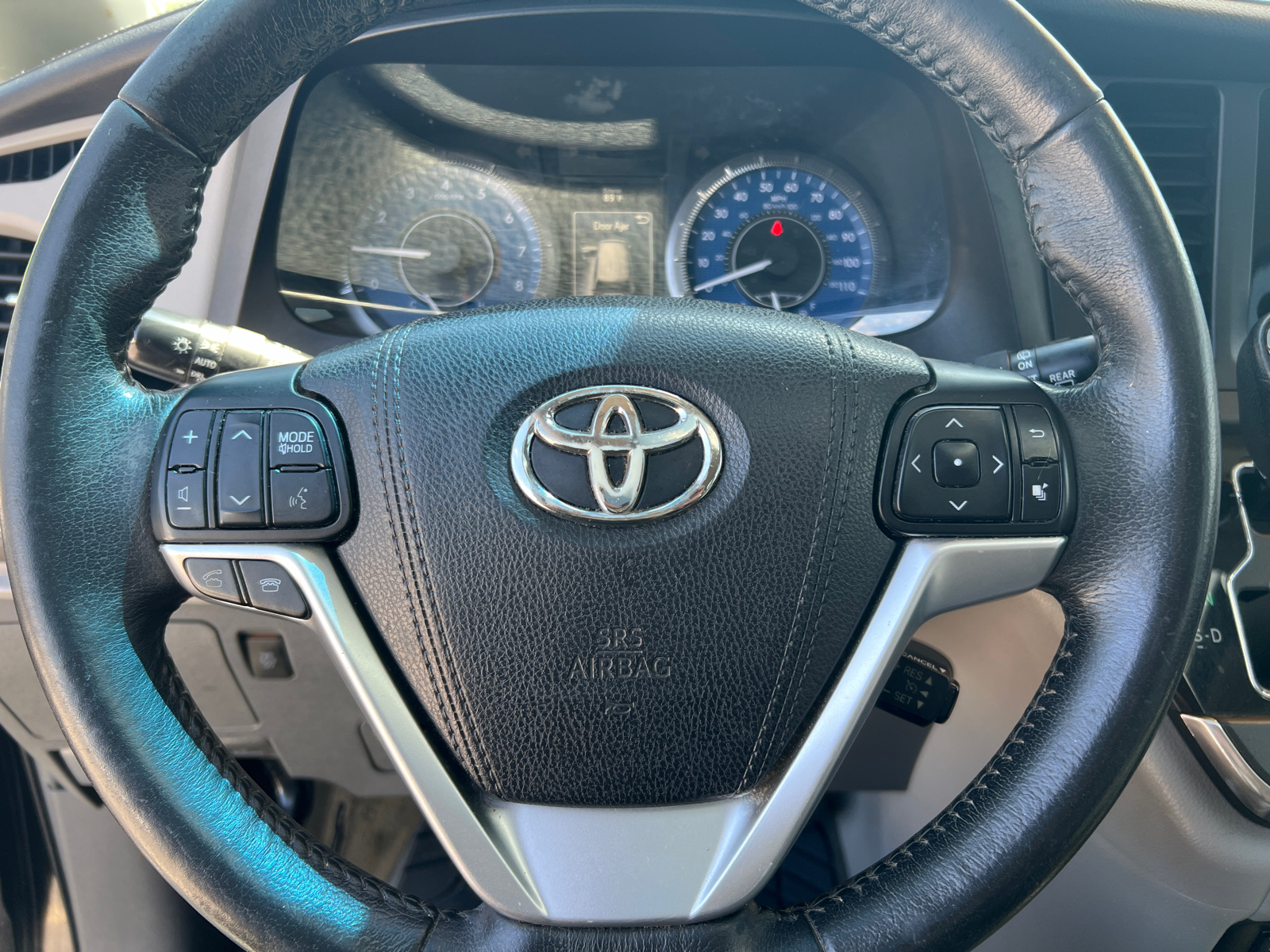 2015 Toyota Sienna XLE 17