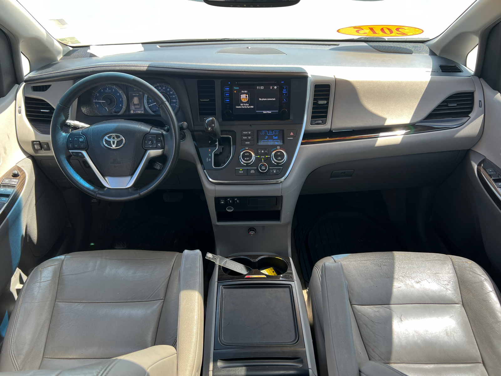 2015 Toyota Sienna XLE 24