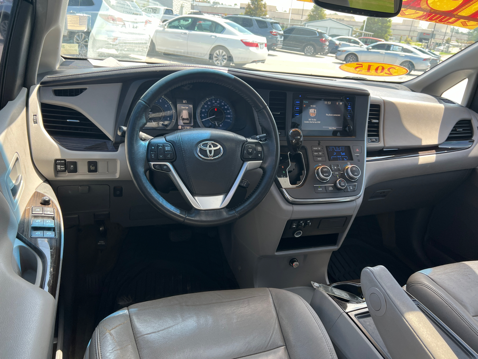 2015 Toyota Sienna XLE 25