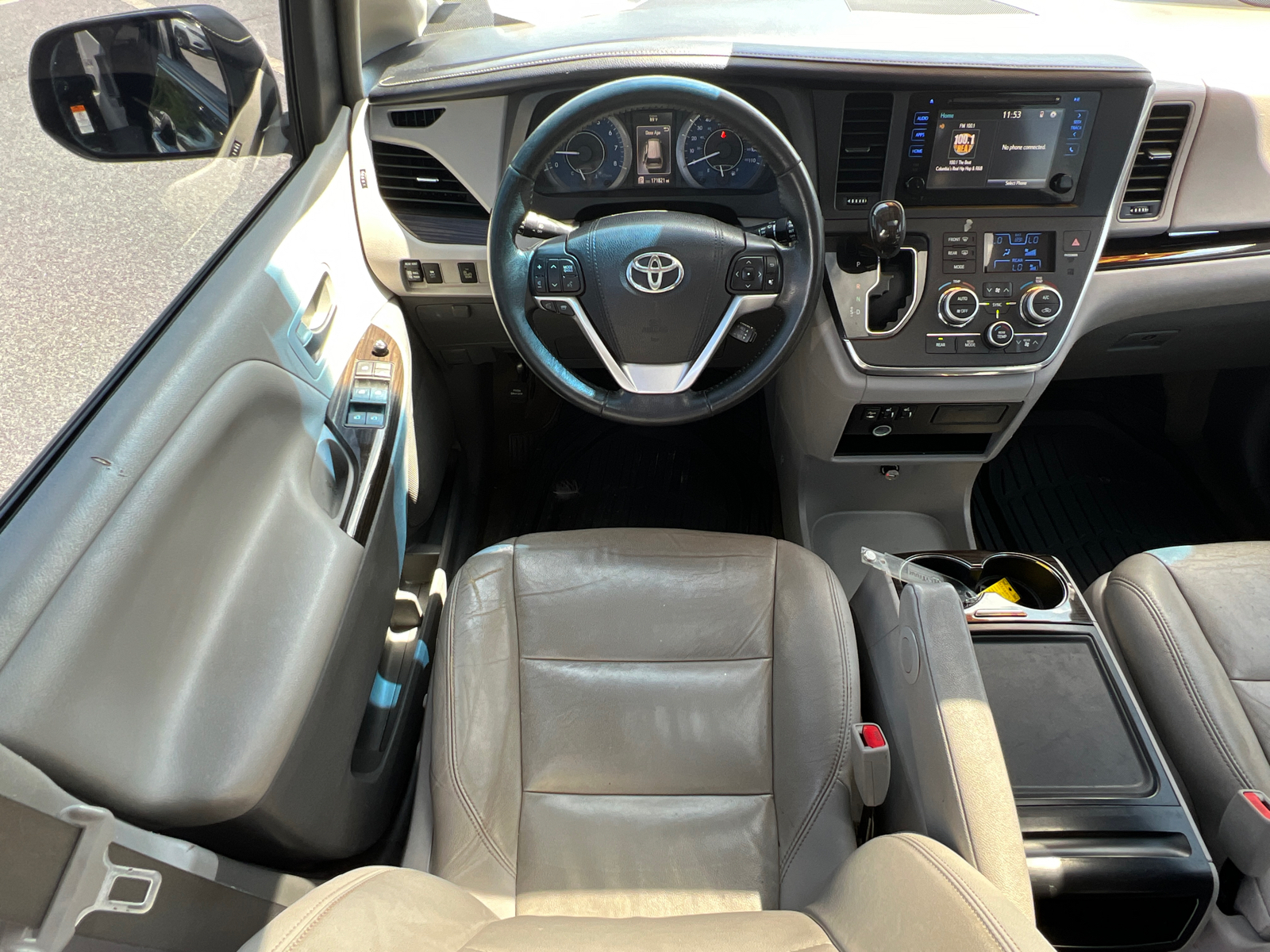 2015 Toyota Sienna XLE 26