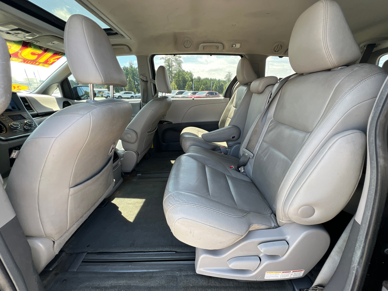 2015 Toyota Sienna XLE 27